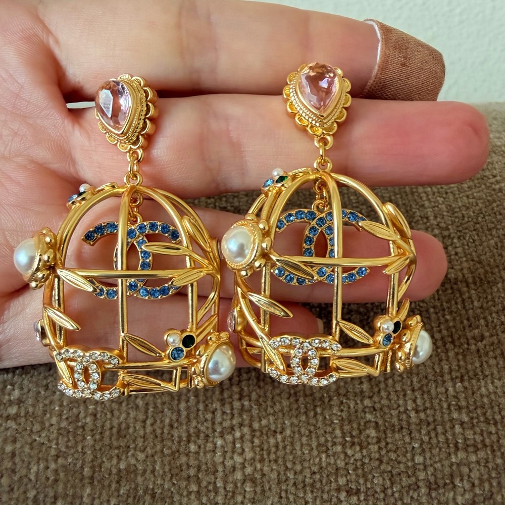 🕊️🌸✨Vintage Chanel Gold Earrings ✨🌸🕊️ - Picture 6 of 10